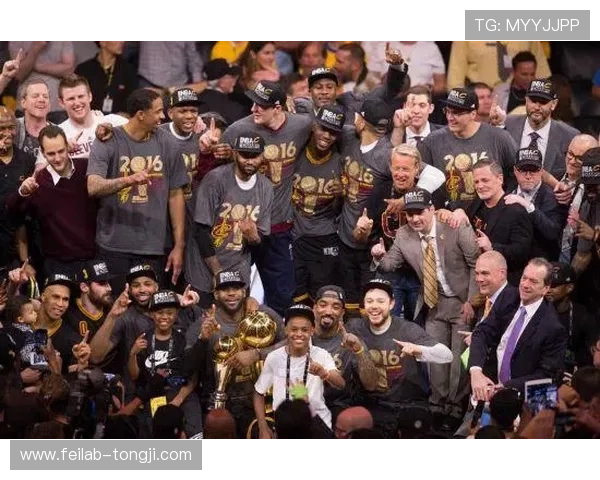 篮球赛快讯聚焦终场绝杀与逆转风云激荡全场热血对决点燃观众激情时刻 - 副本 - 副本 (3)