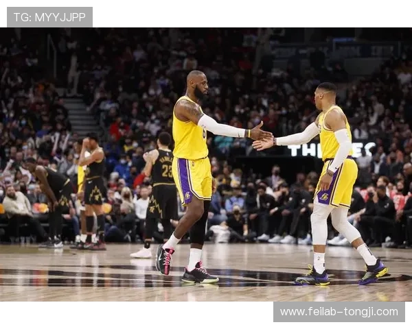 NBA季后赛激战正酣 詹姆斯领衔湖人挑战勇士争夺总决赛席位 - 副本 - 副本 - 副本