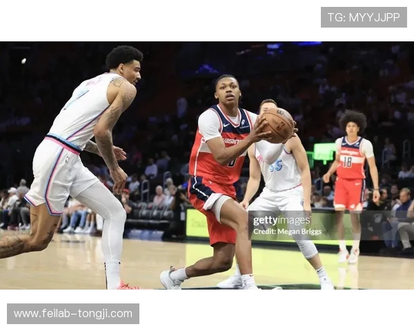 NBA最新赛季焦点战：明星球员表现引爆球迷热议 - 副本